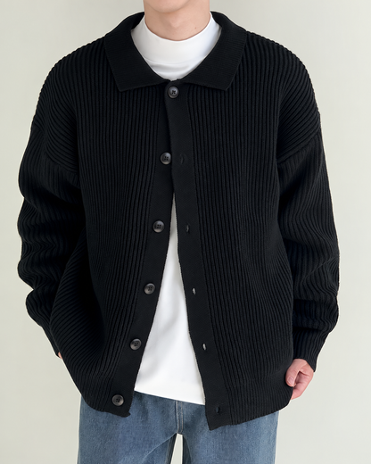 Detailansicht der Knopfleiste an der gerippten Strickjacke