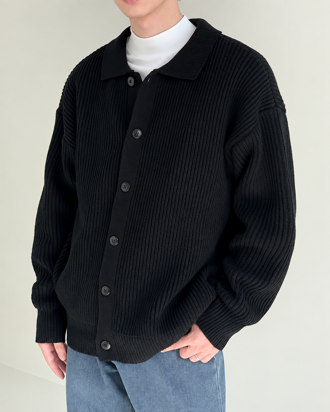 Damen-Strickjacke mit elegantem Spitzkragen