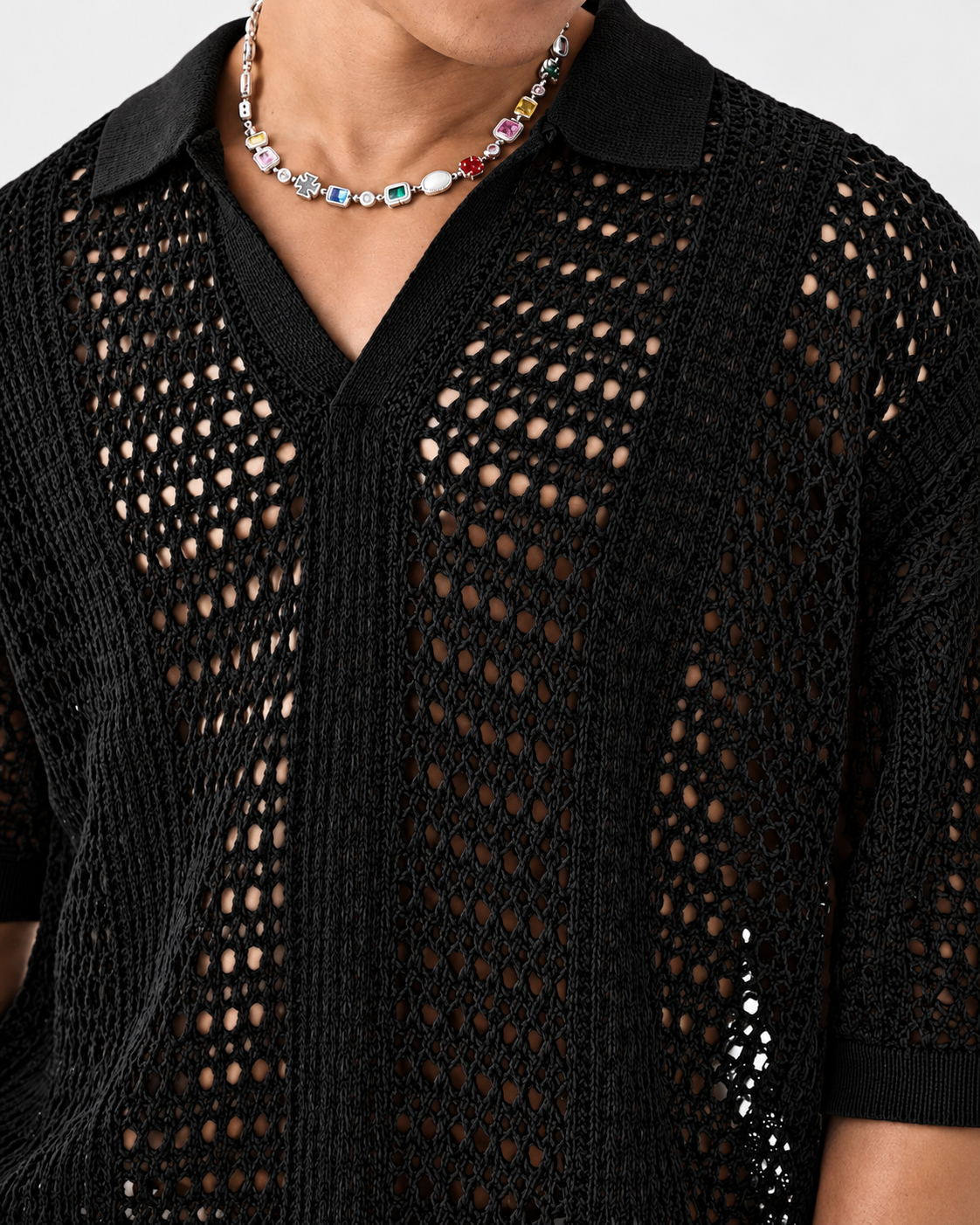 Vorderansicht eines locker geschnittenen Strickpolos für Herren