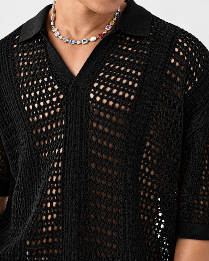 Vorderansicht eines locker geschnittenen Strickpolos für Herren
