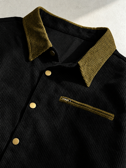 Seitliche Ansicht der locker geschnittenen Cordjacke für Herren