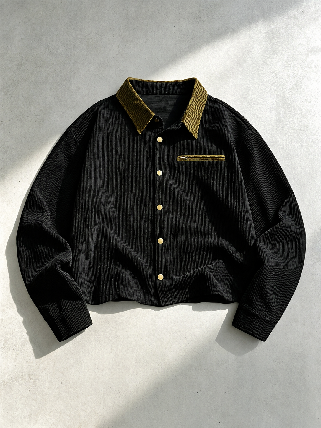 Cordjacke für Herren mit markantem Kontrastkragen und durchgehender Knopfleiste