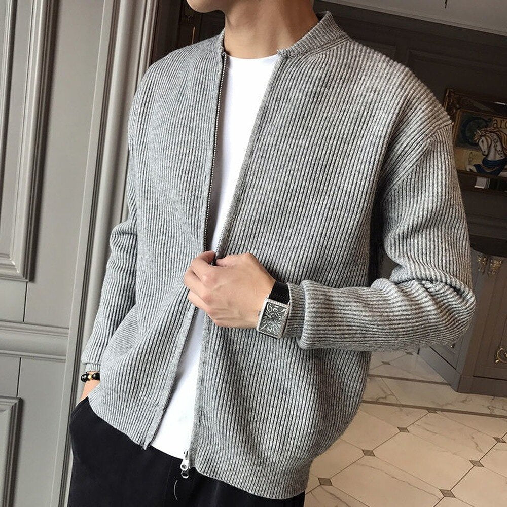 Klassische Herren-Strickjacke als vielseitige Schicht für kühle Tage