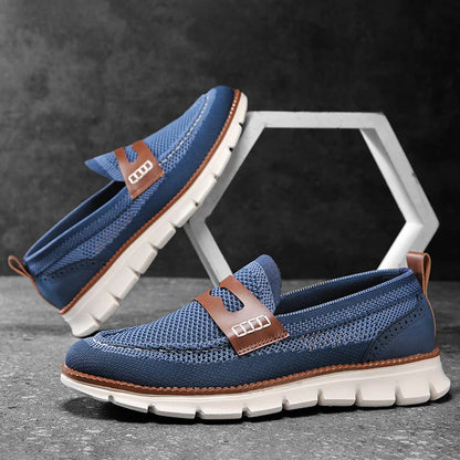 Nahaufnahme des atmungsaktiven Mesh-Gewebes am Penny-Loafer