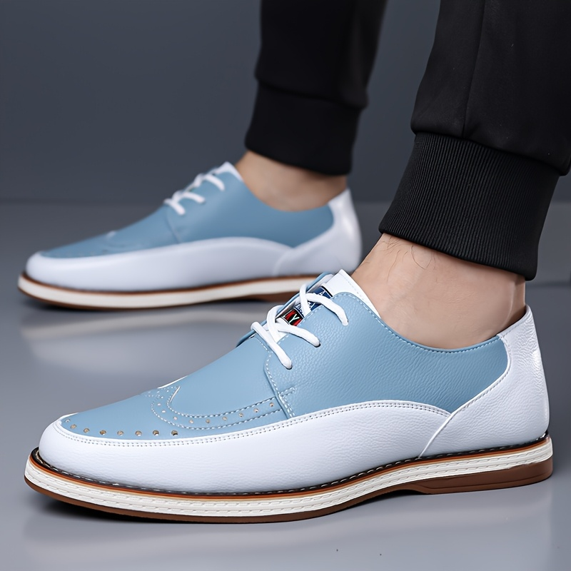 Detail der Schnürung bei zweifarbigen Herren Brogue Lederschuhen