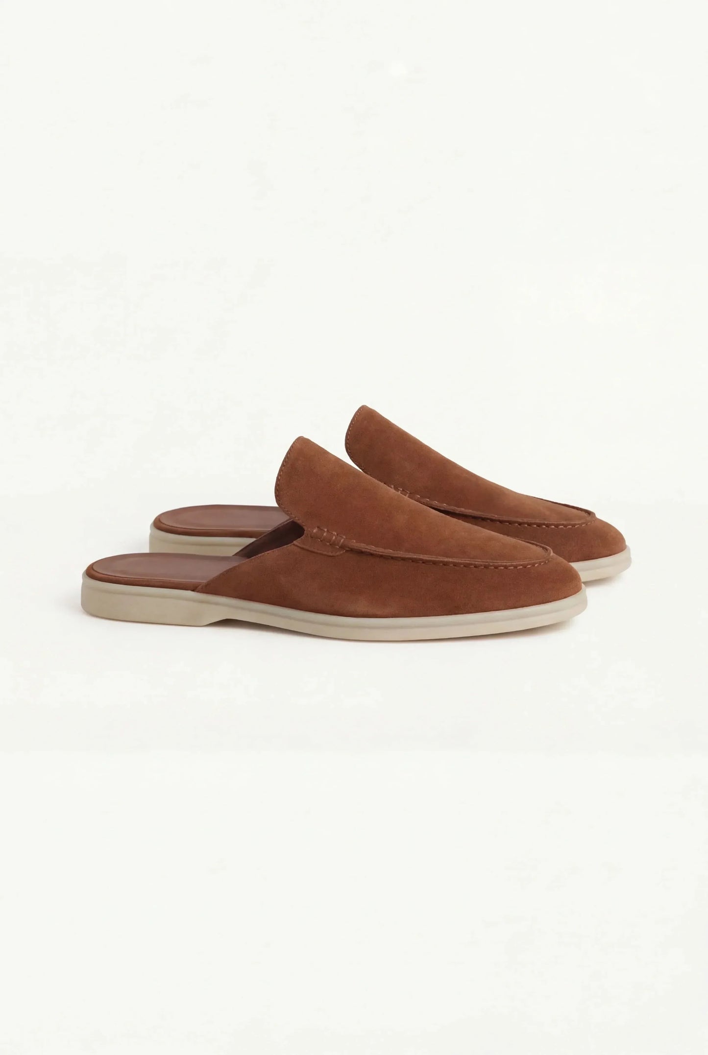 Herren Mules mit offener Form und flacher Sohle im Frontwinkel