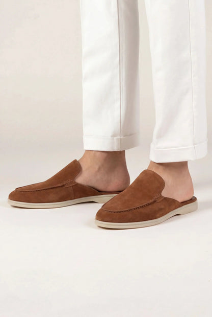 Paar Herren Mules aus Veloursleder von schräg oben fotografiert