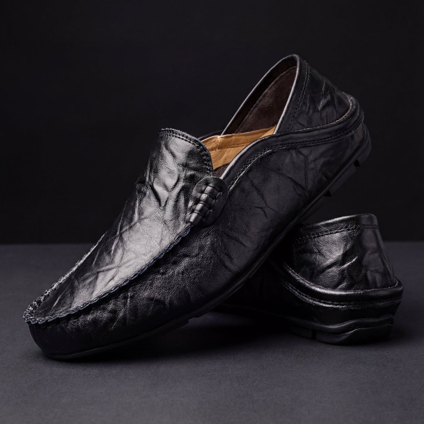 Herren Slipper mit klassischer Silhouette in schräger Frontansicht