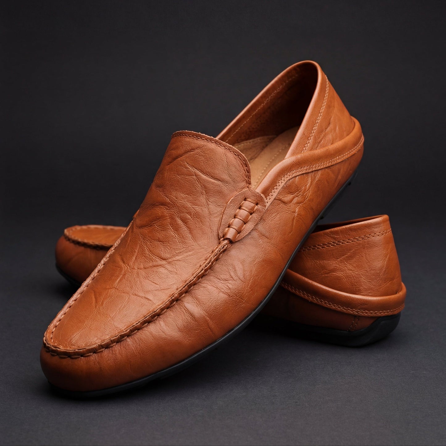 Gepolsterte Herren Slipper in Seitenansicht mit schlanker Form