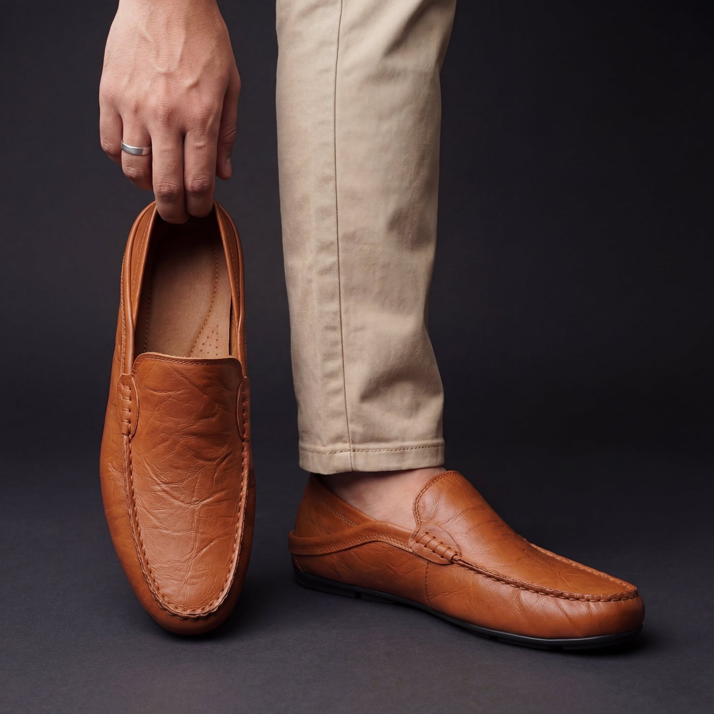Leichte klassische Herren Slipper als Paar in sauberer Produktansicht
