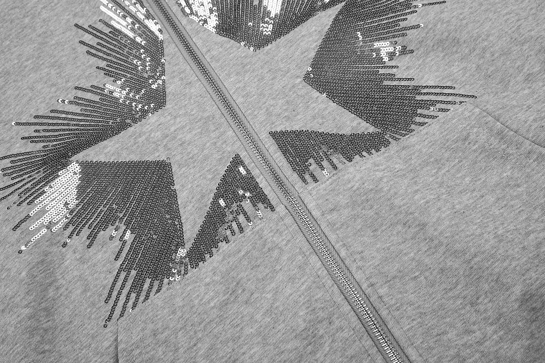 Sternmotiv und Pailletten als dekorative Details des Hoodies