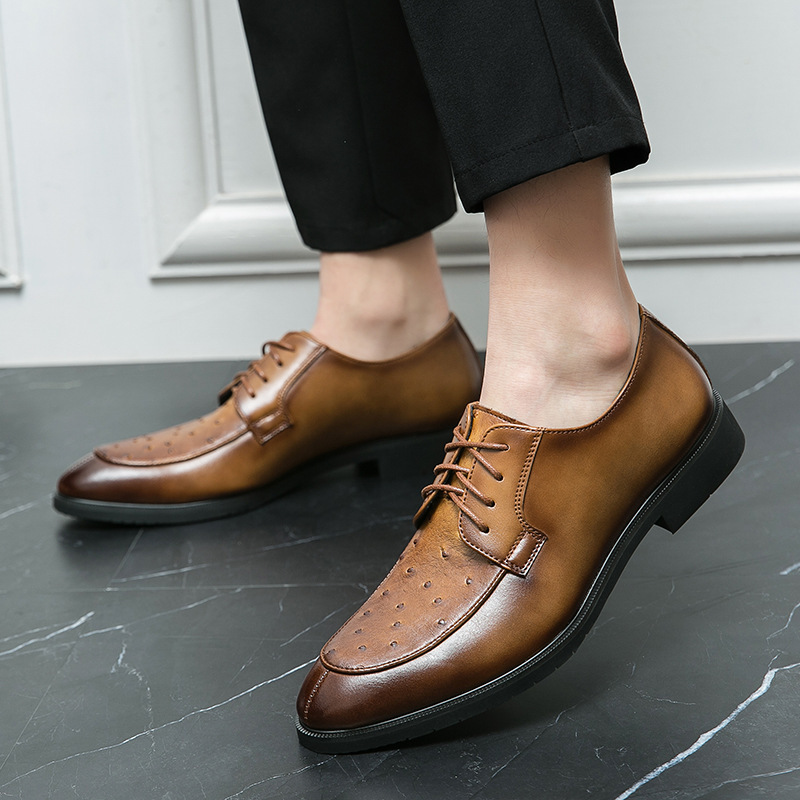Herren Dressschuhe in Nahaufnahme mit geprägter Vorderpartie