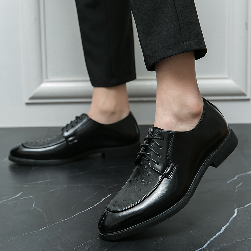 Formelle Herren Lederschuhe als Paar auf hellem Hintergrund