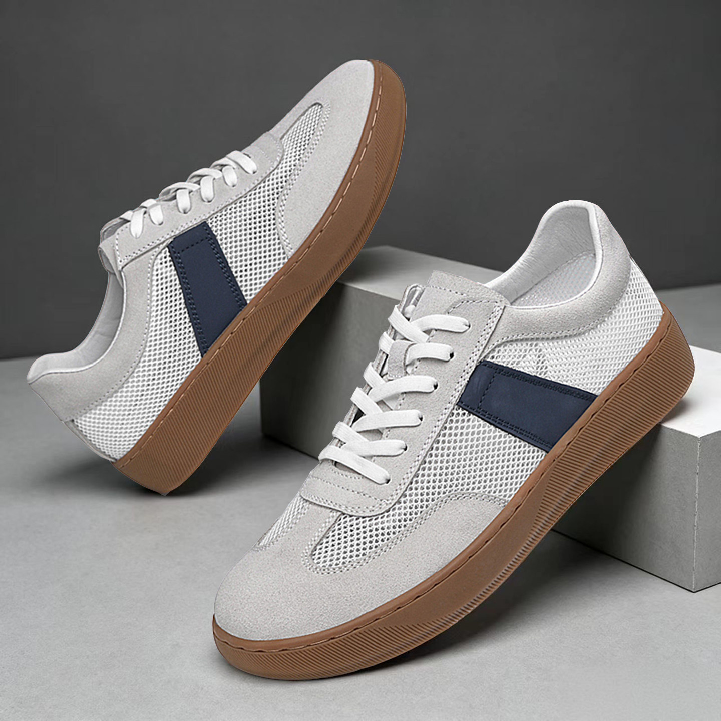 Paar kobaltblaue Unisex Retro-Sneaker mit Mesh-Obermaterial und Schnürung