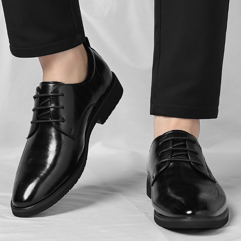 Paar elegante Herren-Lederschuhe aus italienischem Leder