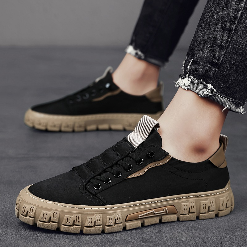 Herren Canvas Sneaker mit robuster Profilsohle auf hellem Hintergrund