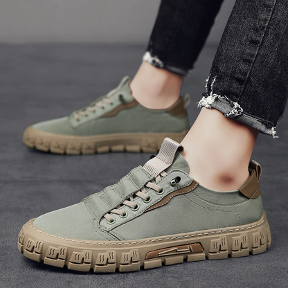 Herren Canvas Sneaker mit niedrigem Schaft in schräger Ansicht