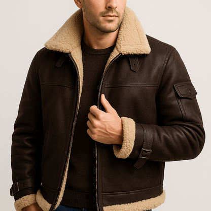Detailansicht der Lederjacke für Herren mit aufgesetzten Taschen
