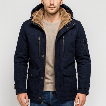 Detailansicht der Taschen und Verschlüsse an der warmen Herrenjacke
