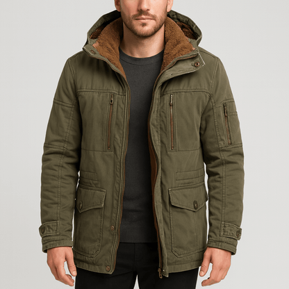 Warme Herren-Winterjacke in der Vorderansicht mit mehreren praktischen Taschen