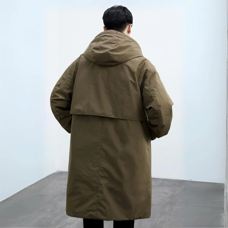 Detailansicht des Gürtels am langen Herren-Trenchcoat
