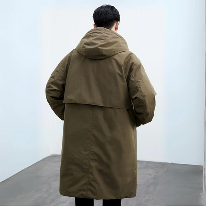 Detailansicht des Gürtels am langen Herren-Trenchcoat