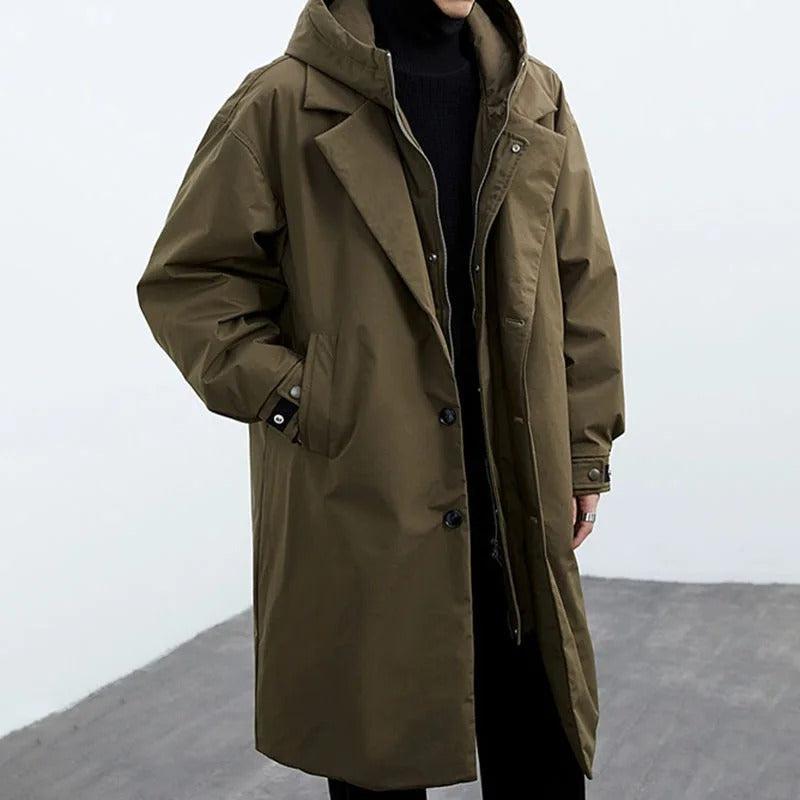Langer Herren-Wintertrenchcoat mit Gürtel in der Vorderansicht