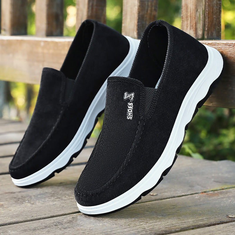 Nahaufnahme des gerippten Textiloberteils am Herren-Slip-On
