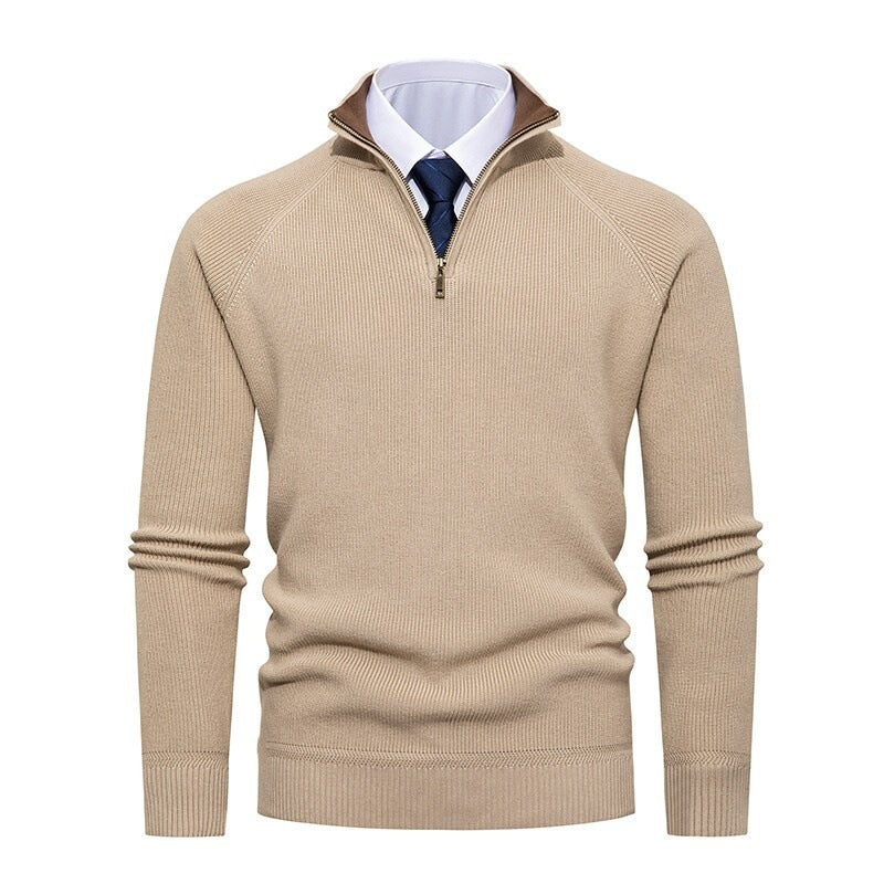 Gesamtansicht des feinen Herren-Strickpullovers mit Stehkragen