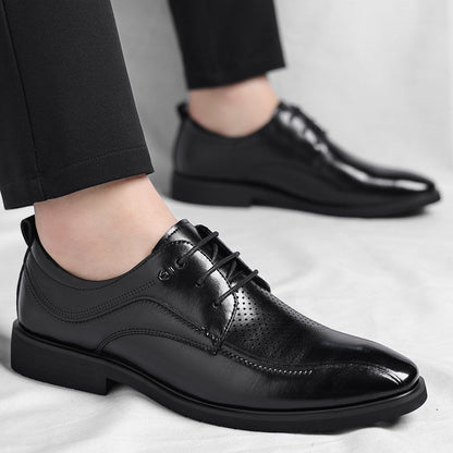 Seitenansicht der Lederschuhe für Büro und festliche Anlässe