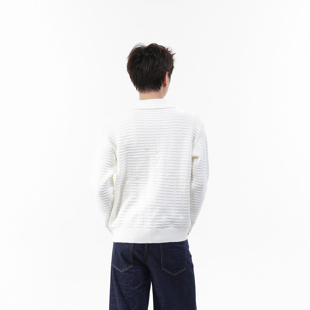 Detailansicht des strukturierten Strickmusters am Herrenpullover