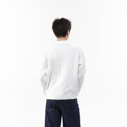 Detailansicht des strukturierten Strickmusters am Herrenpullover