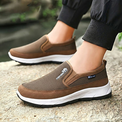 Herren-Slip-On-Komfortsneaker mit elastischem Einstieg in Seitenansicht
