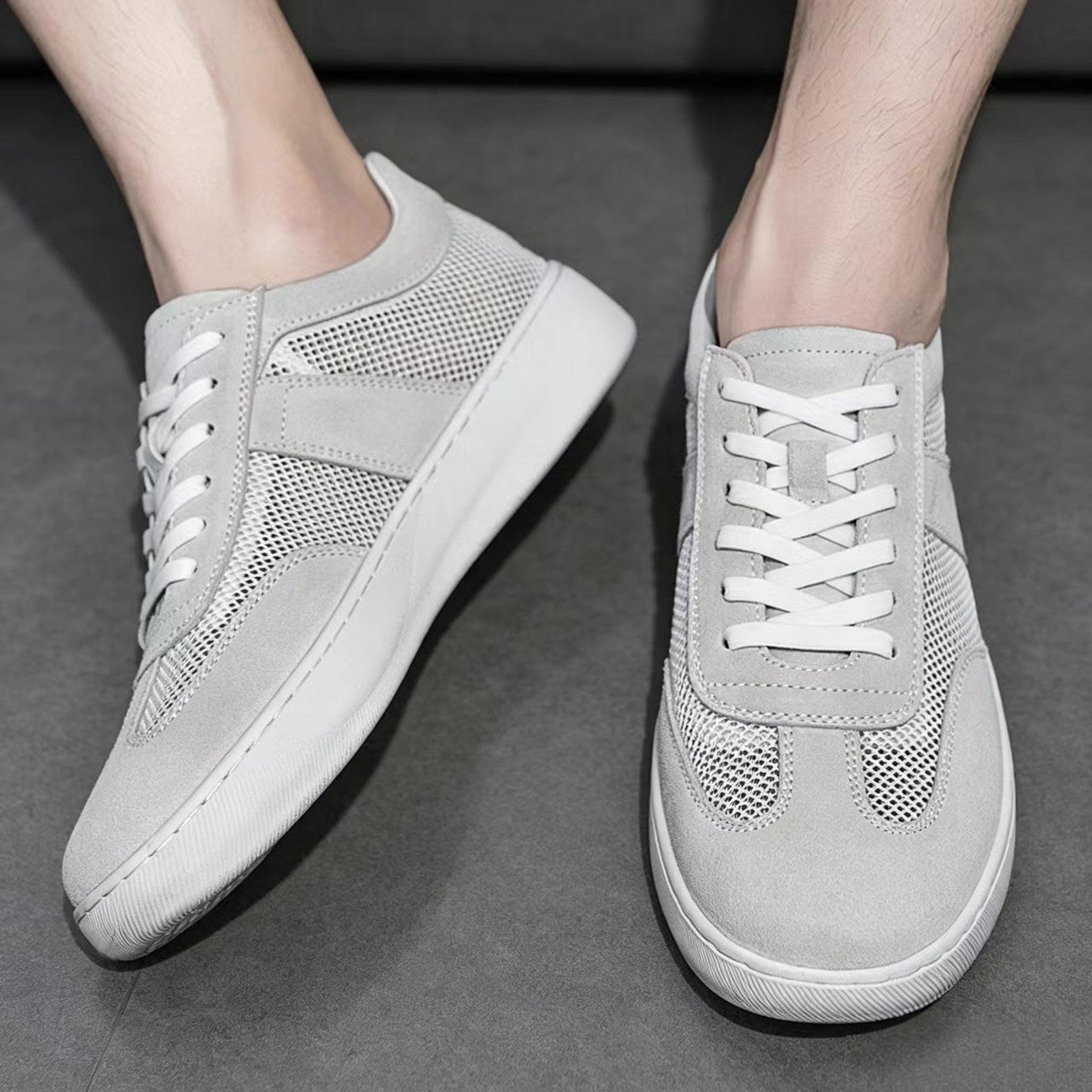 Unisex Retro-Sneaker in Kobaltblau als Paar aus schräger Perspektive