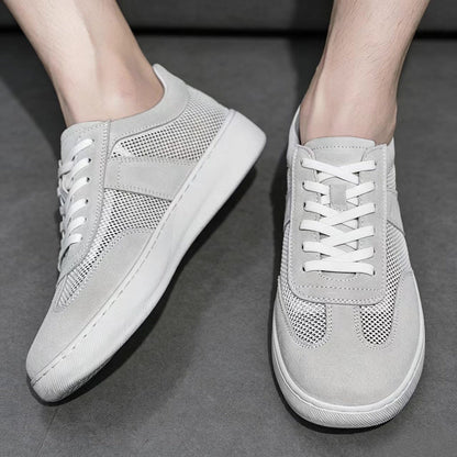 Unisex Retro-Sneaker in Kobaltblau als Paar aus schräger Perspektive