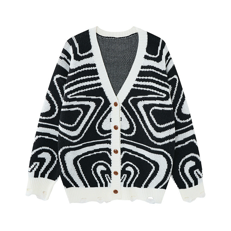 Vorderansicht der Oversize-Strickjacke mit durchgehender Knopfleiste