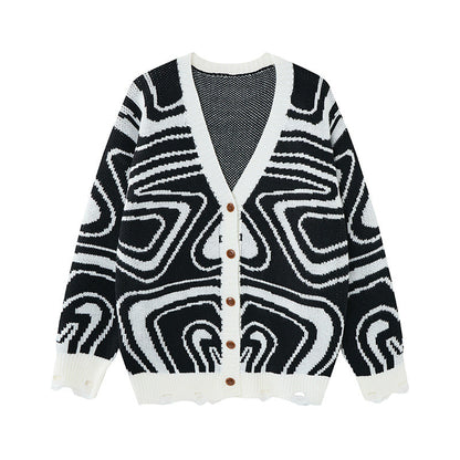 Vorderansicht der Oversize-Strickjacke mit durchgehender Knopfleiste