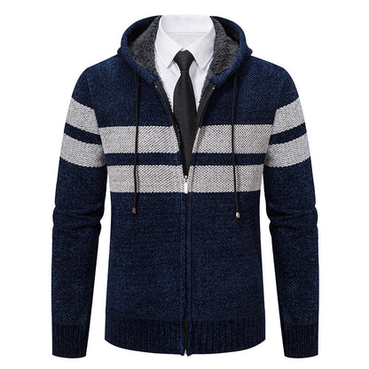Detailansicht der Kapuze und des Teddyfutters der Herren-Strickjacke