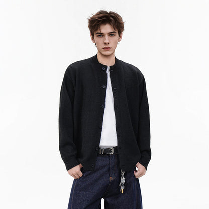 Detailansicht der Knopfleiste am Herren-Strick-Cardigan