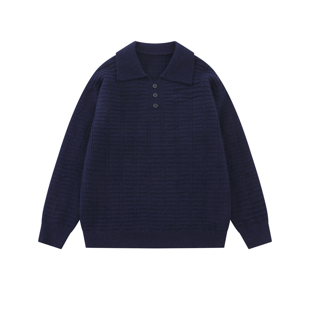 Nahaufnahme des Polokragens am Herren-Strickpullover