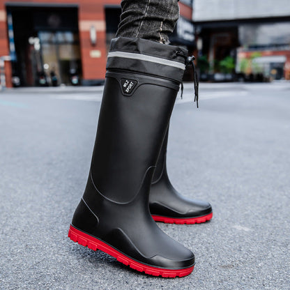 Seitenansicht mittelhoher wasserdichter Gummistiefel für Herren