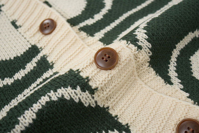 Unisex-Strickjacke als lässiger Layering-Look getragen