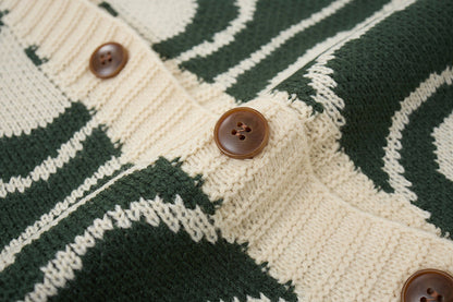 Unisex-Strickjacke als lässiger Layering-Look getragen