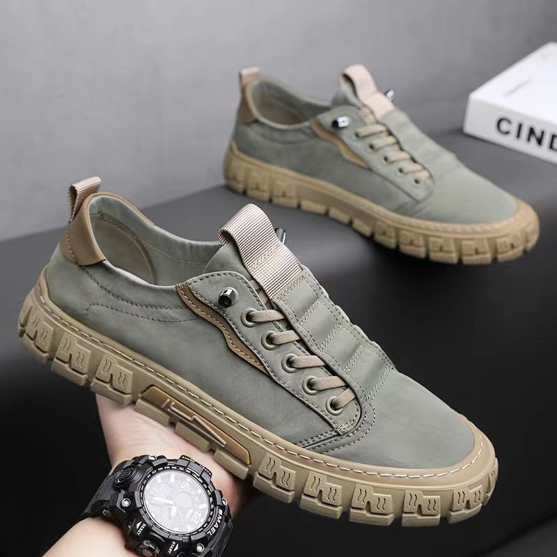 Herren Canvas Sneaker in Nahaufnahme mit strukturierter Laufsohle