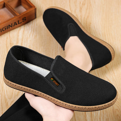 Seitliche Ansicht des Herren-Strickschuhs mit Slip-On-Einstieg