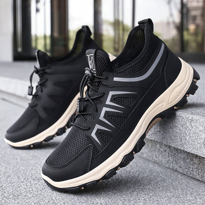 Vorderansicht des Trekking-Sneakers für Herren mit sportlicher Passform