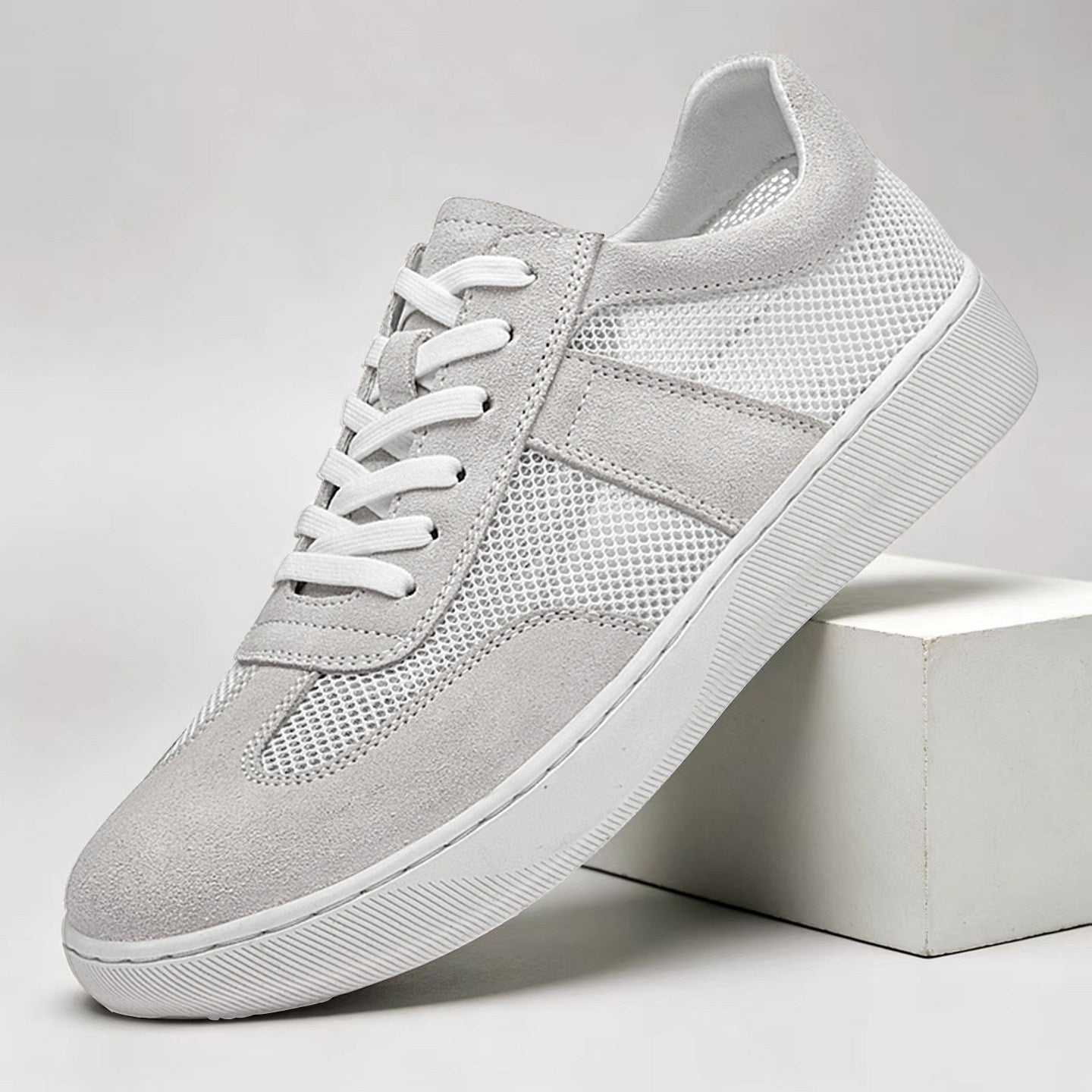 Kobaltblauer Retro-Sneaker in Wildlederoptik mit atmungsaktiven Mesh-Einsätzen