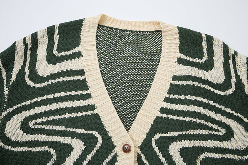 Rückansicht der Oversize-Strickjacke mit auffälligem Wirbelmuster