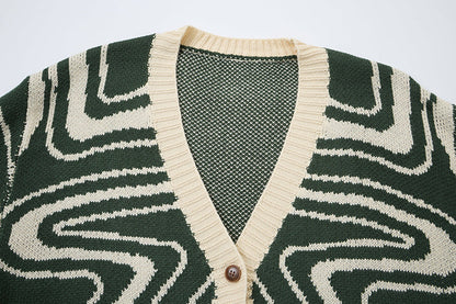 Rückansicht der Oversize-Strickjacke mit auffälligem Wirbelmuster