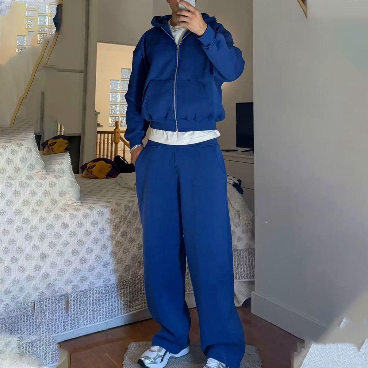 Herren-Sweatset als entspannter Freizeitlook präsentiert